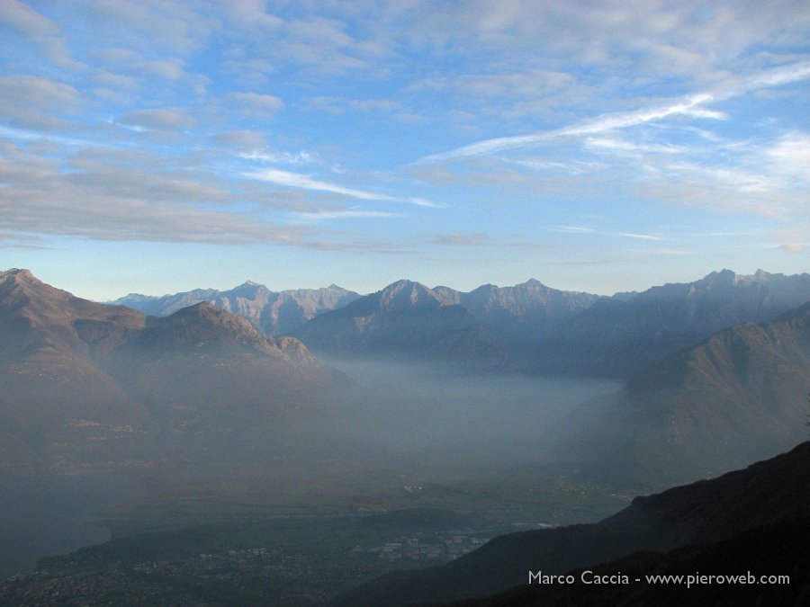 01_Nebbie in Val Chiavenna sul Lago di Novate Mezzola.jpg